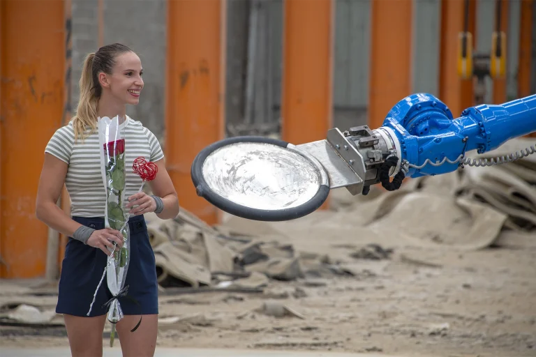 didier-vaneesbeck-reportage-arts-rue-uliK-robotic-circus-petite-reine-2024-bruxelles-0715